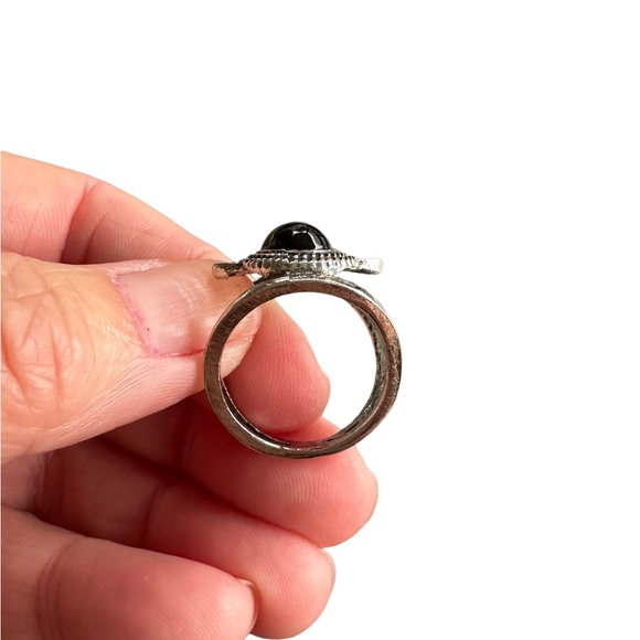 Silver and Black Oval Stone Ring - Picture 4 of 6